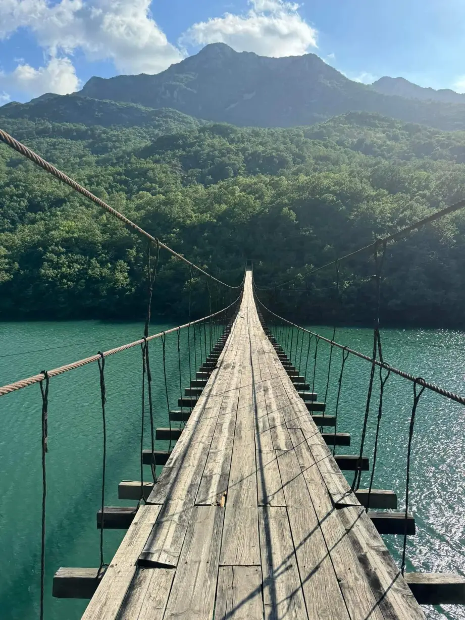 Pont au dessus de l'eau en Albanie