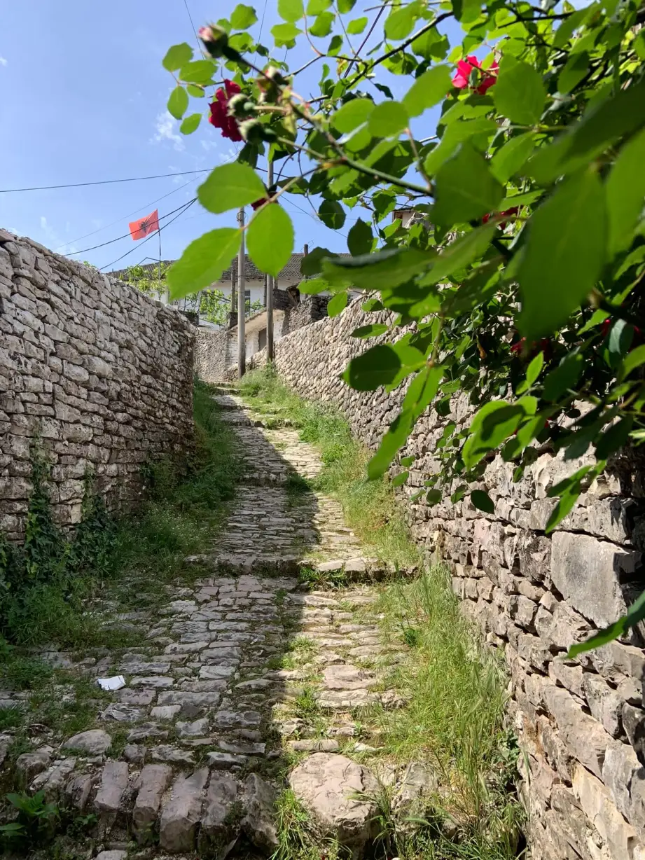 Ruelle de Gjirokaster en Albanie