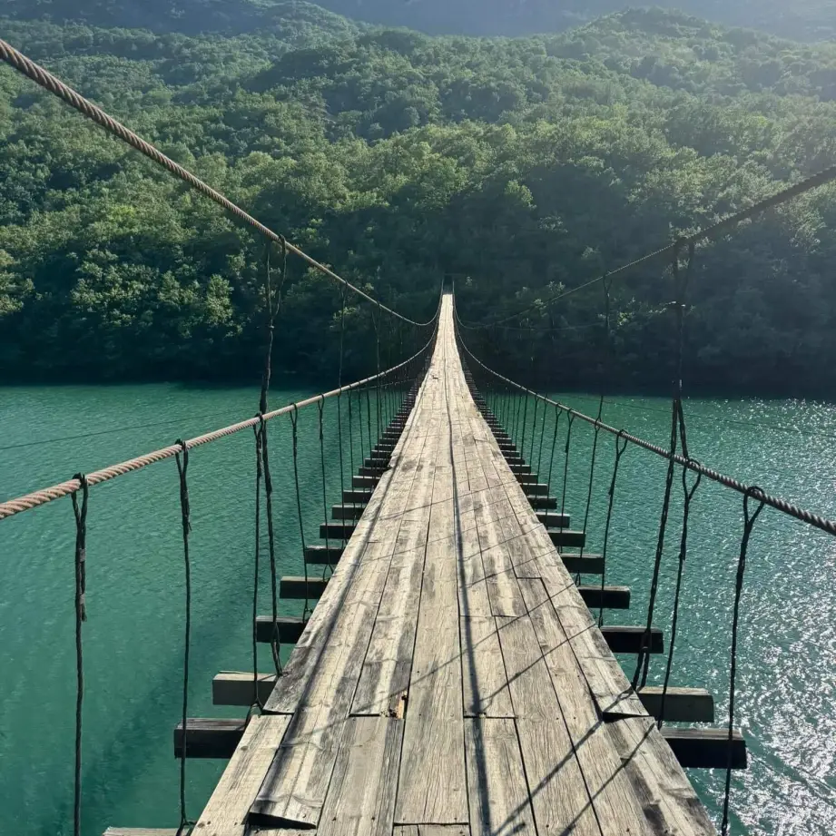 Pont au dessus de l'eau