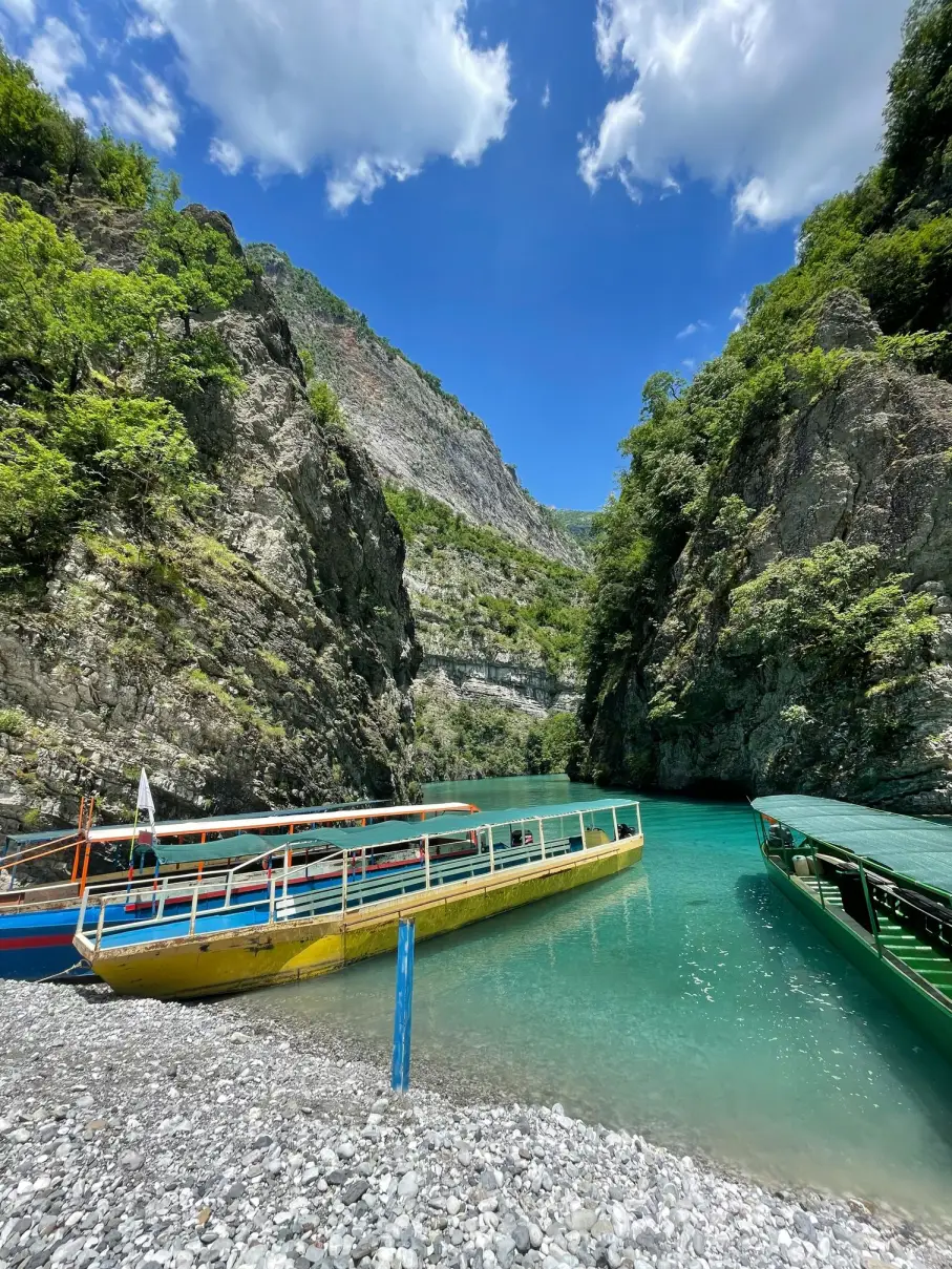 Bateau sur le lac Koman en Albanie